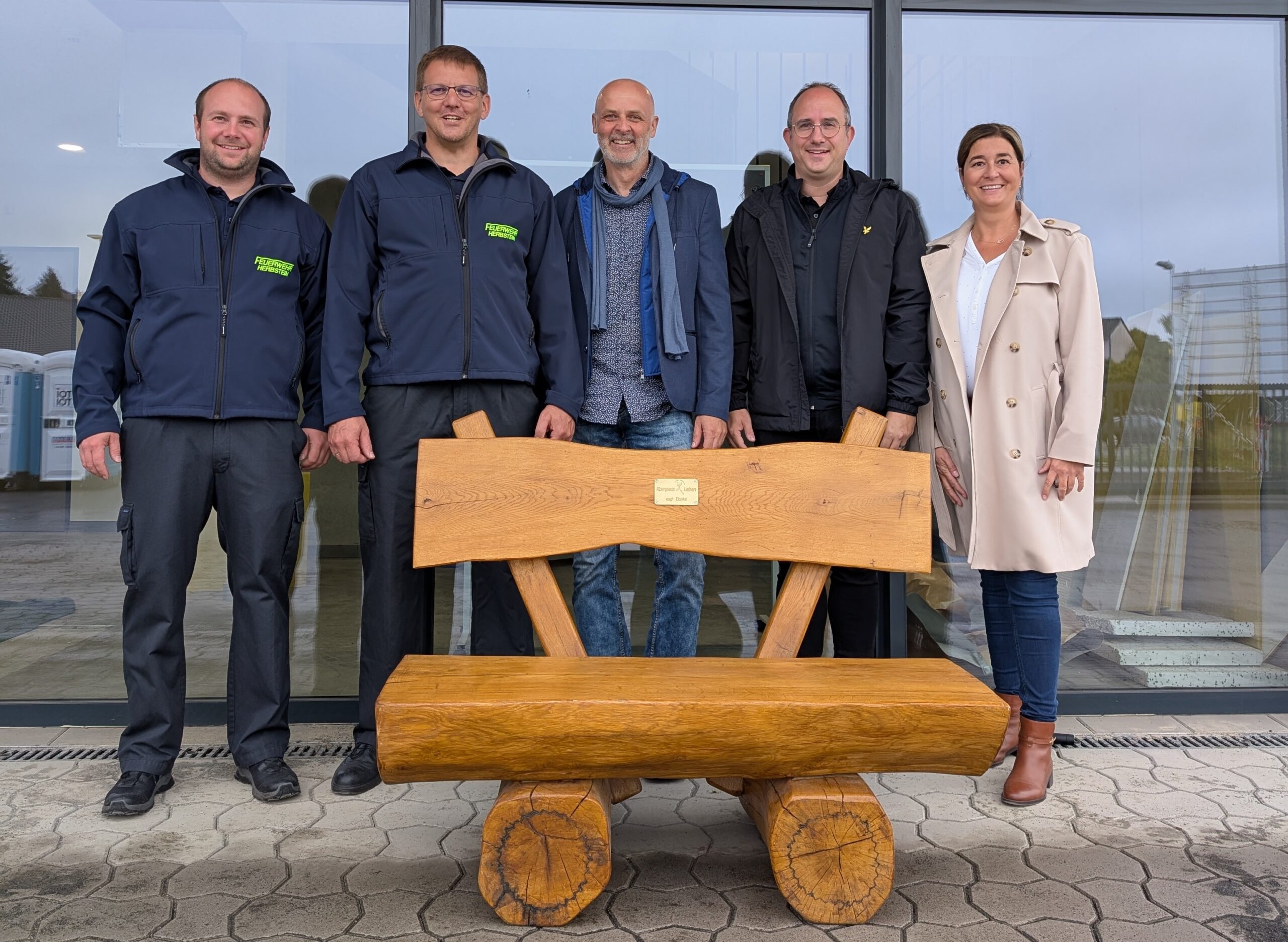 Kompass Leben e.V. schenkt der Freiwilligen Feuerwehr Herbstein eine Holzbank zum Dank