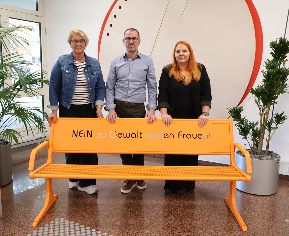 Arbeitsagentur Gießen: Zeichen gegen Gewalt an Frauen: Arbeitsagentur stellt orange Bank auf